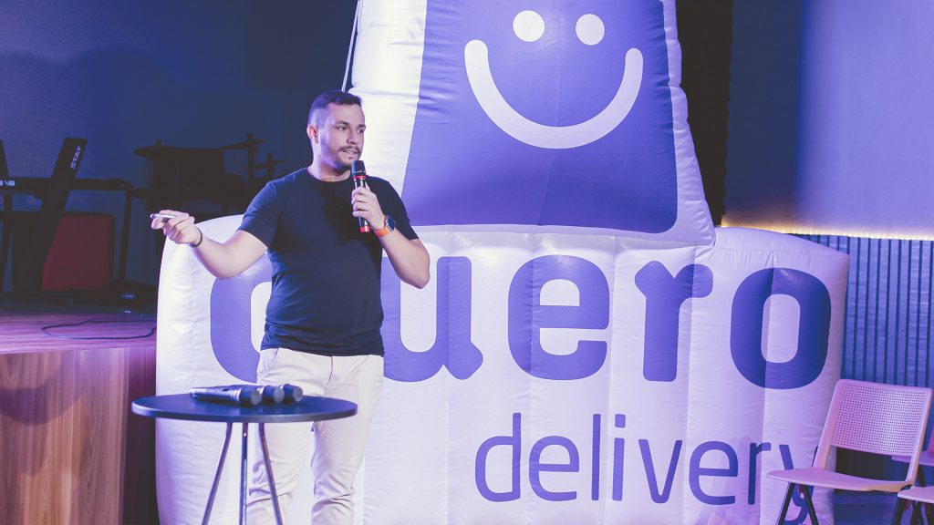 Miguel Neto, CEO do quero delivery, no evento de lançamento da parceria com o Sebrae Sergipe.