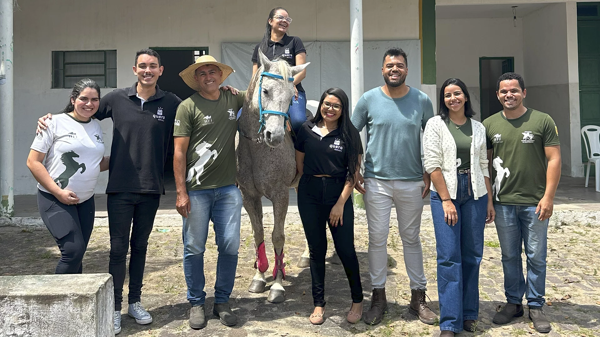 quero delivery junto da equipe do Centro Lagartense de Equoterapia