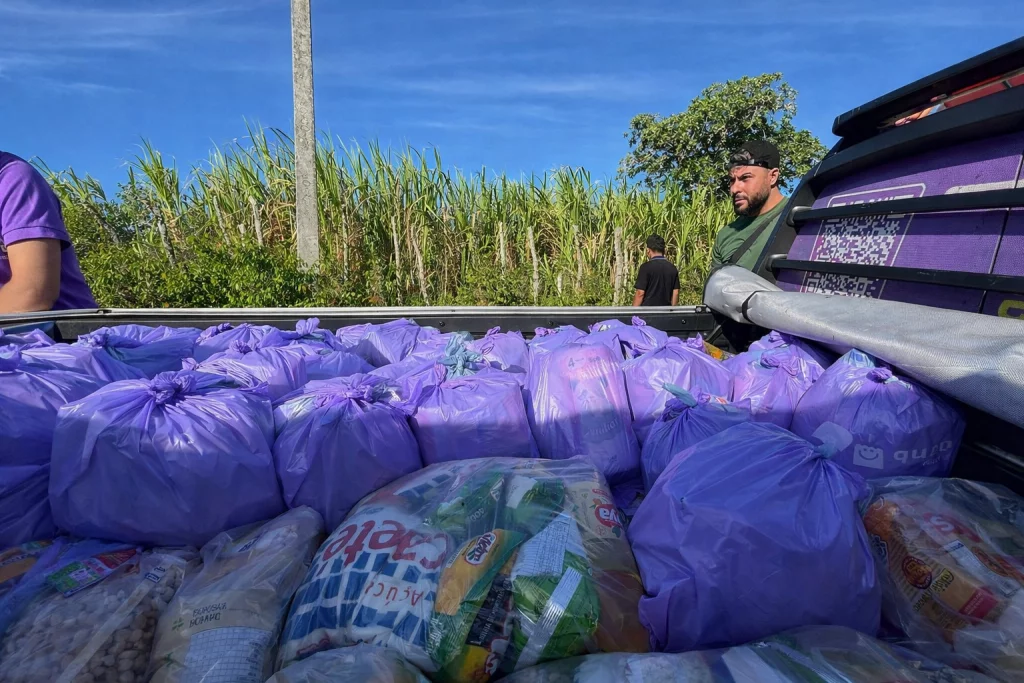Cestas básicas sendo transportadas para ação de páscoa solidária em Lagarto/SE